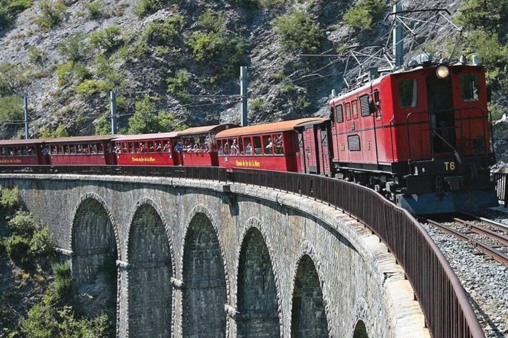 Gite Au Printemps Japonais, Petit Train De La Mure, Parc Des Ecrins Pierre-Chatel Exteriér fotografie