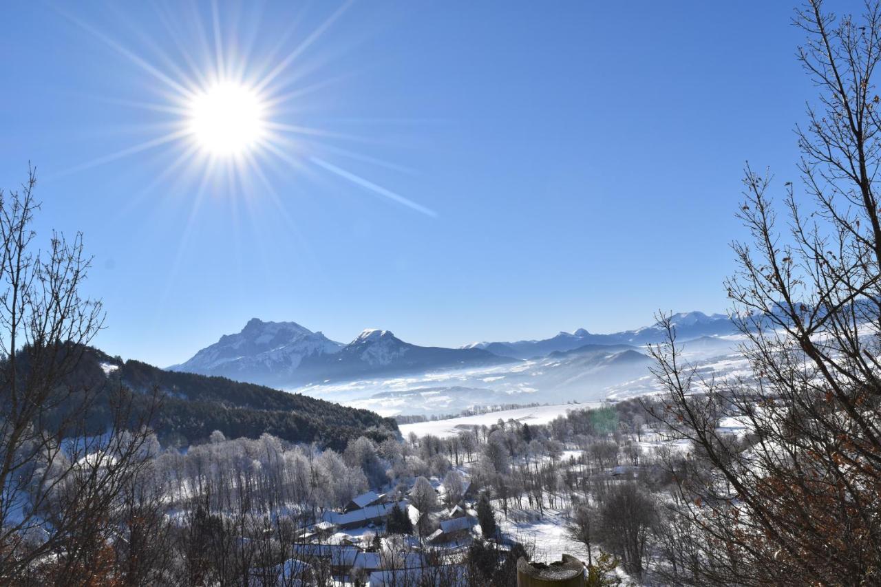 Gite Au Printemps Japonais, Petit Train De La Mure, Parc Des Ecrins Pierre-Chatel Exteriér fotografie